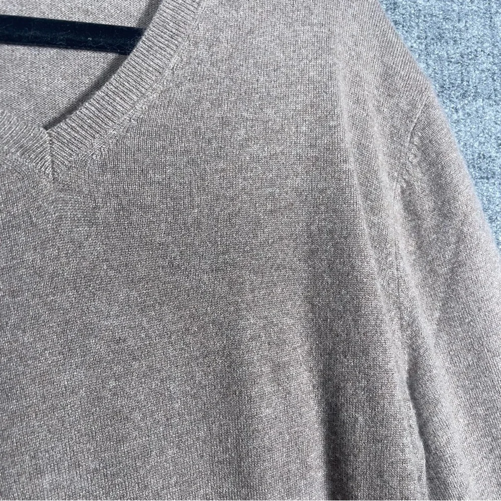 Uniqlo Men’s‎ XXL 100% Cashmere V Neck Sweater Oatmeal Light Brown Preppy Casual